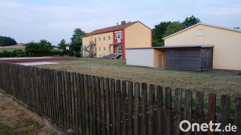 Der wenig ansehnliche Holzlattenzaun um die Schulsportanlage der Grundschule gab in der Gemeinderatssitzung den Anstoß, über eine umfassende Sanierung der Außenanlage nachzudenken Bild: do