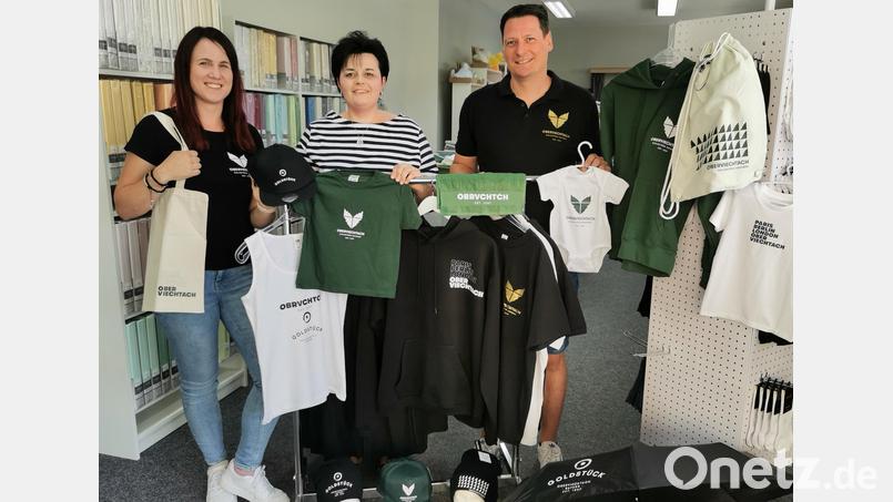 „OVI-WEAR“ läuft als neues Goldmacher-Projekt komplett regional: Katrin Leibl (Produktion, von links), Elke Hildebrand (Verkauf) und Thomas Teich (Idee) präsentieren im Laden „Am Eck“ eine Musterkollektion. Bild: Portner