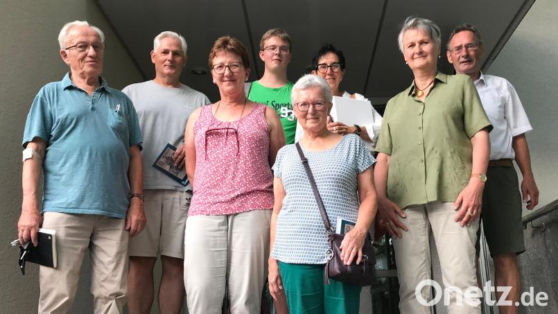 Erinnerungsfoto vor dem Staatsarchiv (von links); Dieter Dörner (Amberg), Hans Weiß (Ensdorf), Elfriede Winter (Edelsfeld), Florian Rieder (Königstein, Eschenfelden), Marianne Moosburger (Hahnbach), Inge Lassleben (Schnaittenbach), Maria Rita Sagstetter und Josef Schmaußer (Ursensollen). 
Nicht im Bild: Hans-Georg Hierl (Ebermannsdorf), Ehepaar Dotzler (Freihung), Sabine Palesch und Wolfgang Herdegen (beide Kastl) Bild: mma
