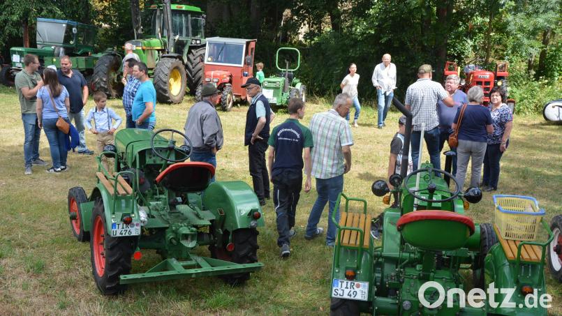 Viele Fachgespräche gab es zwischen den alten Bulldogs. Bild: jr