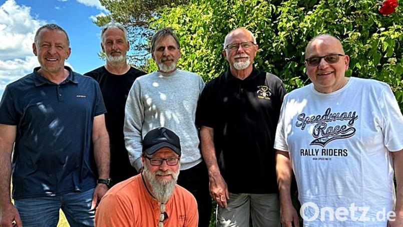 Die Teilnehmer an den Bayerischen Meisterschaften im Sportschießen waren:
(vorne) Sascha Treml, (von links) Thomas Birner, Thomas Bauer, Günter Wagenpfeil, Klaus Leipold und Matthias Reuß. Bild: R. Kreuzer