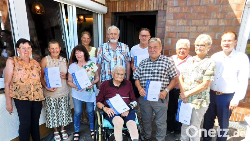 Sie halten dem VdK seit Jahrzehnten die Treue: Sieglinde Hübner, Christa Krügel, Simone Bäuml, Alfons Zimmermann, Udo Blätterlein, Hermann Küffner und Hannelore Kottwitz (von links). Es gratulierten Vorsitzende Margit Kaiser (links), Karlheinz Probst (Fünfter von links) Bürgermeister Christian Porsch (rechts) und Stellvertretender Vorsitzender Günther Vogel (Dritter von rechts). Bild: whü