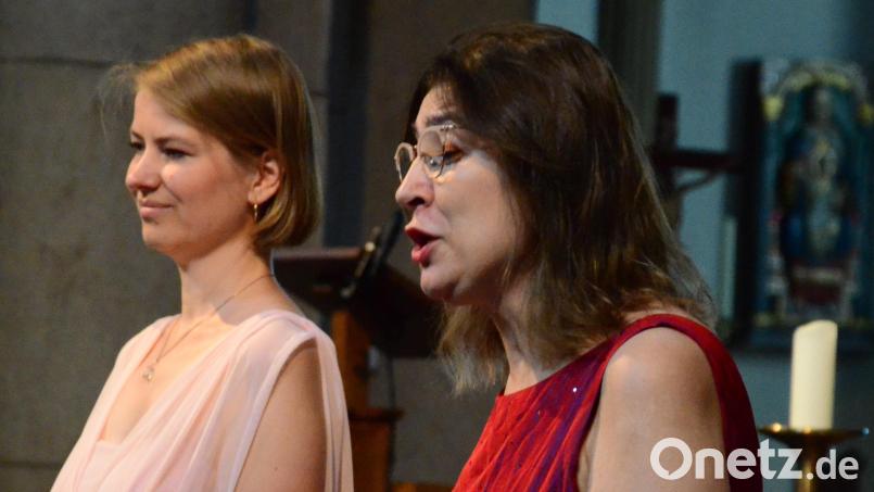 Ewa Pankowska und Marzenna Wojak bereichern mit ihrem Gesang die Mittagsandacht in der Josefskirche. Bild: Kunz