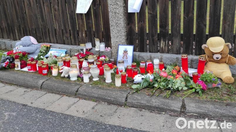 In den Tagen nach dem Unfall stellten Anwohner und Freunde nahe der Unglücksstelle Kerzen für den verunglückten Buben auf. Bild: rg