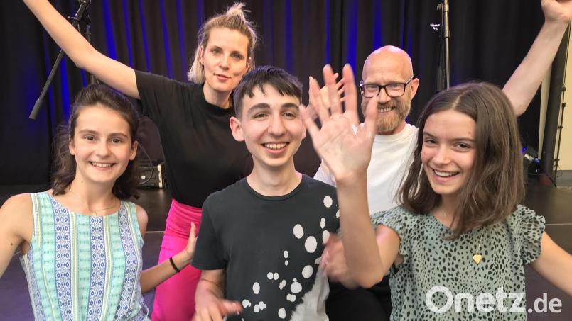 Die Profis Pauline Füg und Tobias Heyel (im Hintergrund) hatten mit Pauline (links), Dominikus und Jasmin beim Sommerfestival-Poetry-Slam in der Stadtbibliothek hervorragende Mitmacher gefunden. Bild: mma