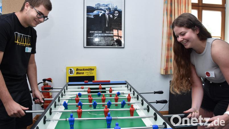 Adam und Tereza beim Kickern im Aufenthaltsraum im MRG-Internat: Das Miteinander mit vielen Gleichaltrigen haben die beiden besonders genossen. Bild: Stephan Huber