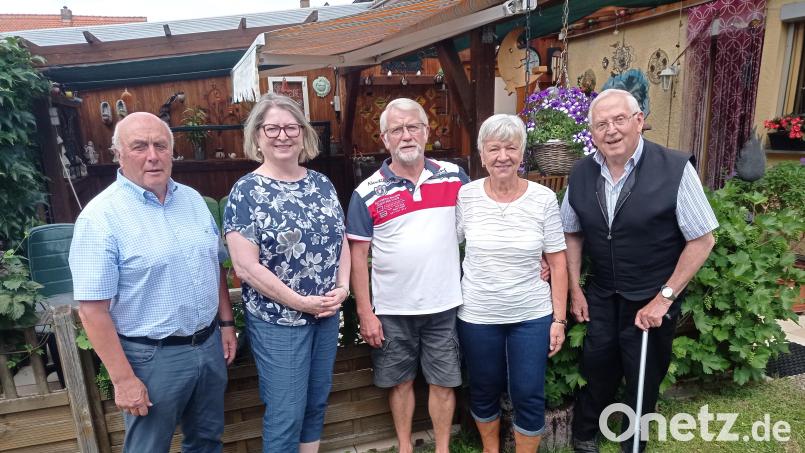 Glückwünsche zur Goldenen Hochzeit: Im Bild von links Seniorenbeauftragter Gerhard Weber, Dritte Bürgermeisterin Gisela Kastner, das Jubelpaar Josef und Agnes Steinkohl sowie Altmesner Gerhard Braun. Bild: fpoz