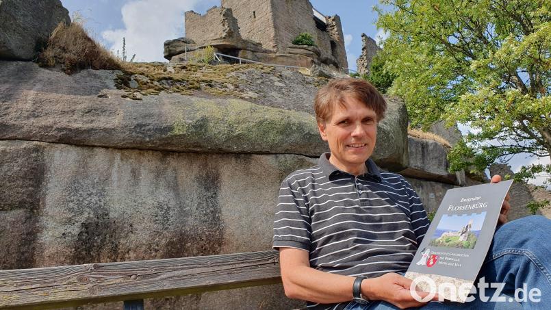 Stefan Krapf hat die Geschichte der Burgruine Flossenbürg in einer Broschüre humorvoll aufgearbeitet. Bild: Lowak
