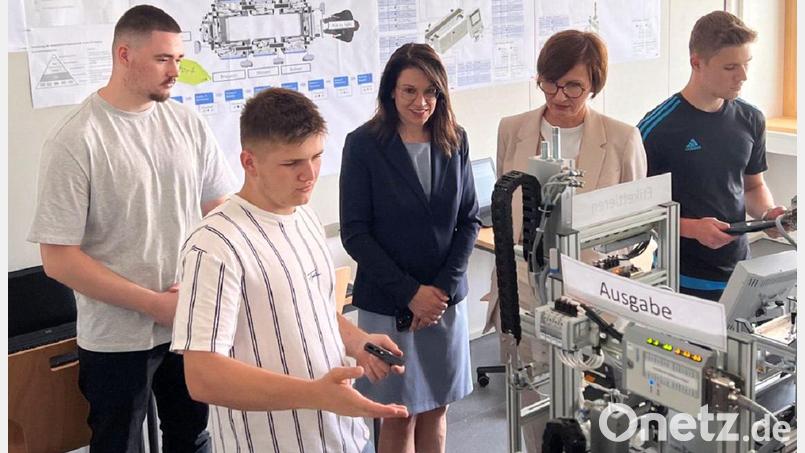 Bundesbildungsministerin Bettina Stark-Watzinger (Vierte von links) besucht in Begleitung von MdB Martina Englhardt-Kopf das Schulzentrum in Schwandorf. Bild: Pampouchidis/exb