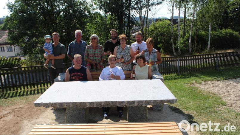 Die Mitglieder des OGV-Vorstands um Vorsitzende Inge Geißler (vorne, Mitte) hatten zur neuen Sitzgarnitur am Kinderspielplatz Bürgermeister Wolfgang Söllner (hinten, links) sowie Bauhofmitarbeiter eingeladen. Bild: soj