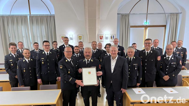 Landrat Richard Reisinger ernannte Fredi Weiß zum Ehrenkreisbrandrat und Christof Strobl zum neuen Kreisbrandrat (1. Reihe von rechts). Strobl kann sich auf eine schlagkräftige Truppe aus Kreisbrandinspektoren und Kreisbrandmeistern verlassen. Bild: Christine Hollederer