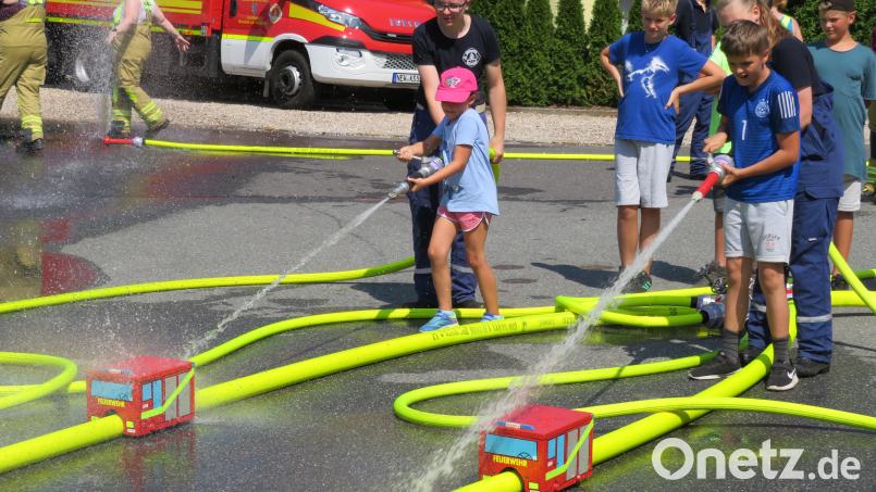 Beim Ferienprogramm bei der Feuerwehr haben die Kinder immer großen Spaß. Bild: adj