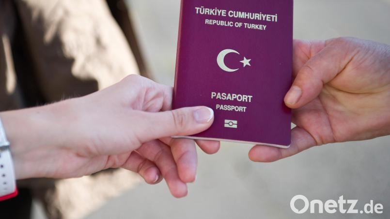 Der Mann aus Sulzbach-Rosenberg hat einen gültigen Reisepass, legt ihn aber nicht vor. Symbolbild: Daniel Naupold/dpa