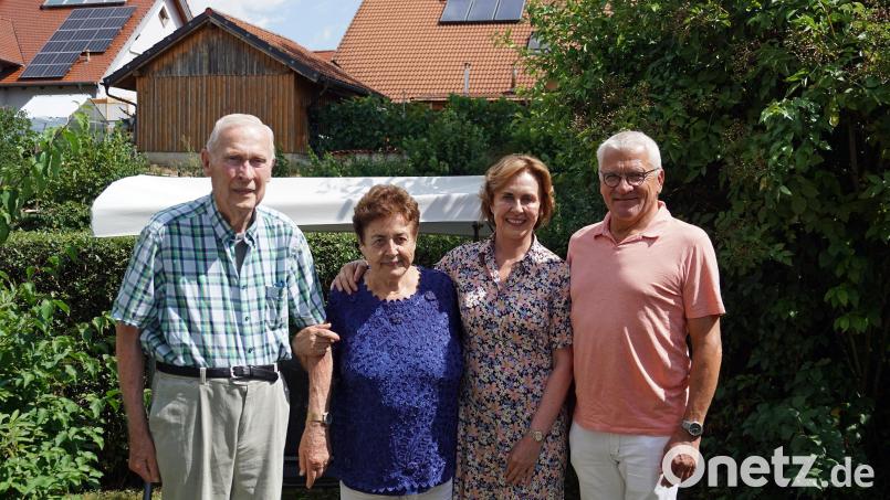 Das Geburtstagskind Sabine Rühl (Zweite von links) mit Ehemann Joachim (links), Tochter Beate und Zweitem Bürgermeister Norbert Gradl (rechts). Bild: jma