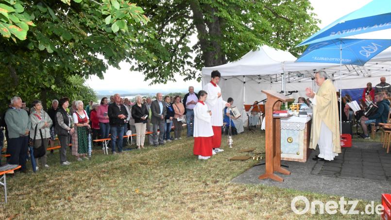 Vorsorglich bereitgestellte &quot;Regenschirme&quot; für den Schutz des Freialtars wurden beim Festgottesdienst anlässlich der Donatusfeier in Aschach nicht gebraucht. Bild: sche