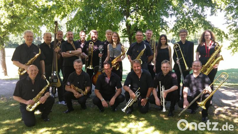 Die &quot;Swing-a-ling-ding Bigband&quot;, mit Andrej Lobanov (Solo-Trompete), Sonja Möller und Andrea Duschner, (Gesang).
Musik von Duke Ellington, Count Basie, Glenn Miller oder Quincy Jones u.a. Bild: Sigi Möller/exb