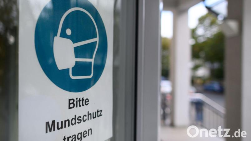 Masken waren während der Corona-Pandemie alltägliche Begleiter. Eine Umfrage des Gesundheitsamts Amberg hat sich jetzt mit Langzeitfolgen von Covid-Infektionen beschäftigt. Symbolbild: Robert Michael/dpa