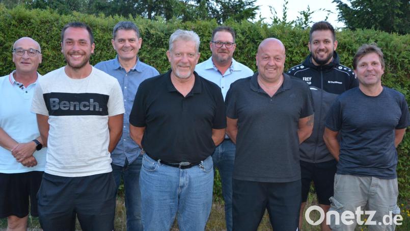 Neuwahlen standen beim SV Pechbrunn an. Im Bild (von links) Kassierer Raimund Zeitler, Jugendleiter Marco Fischer, Schriftführer Markus Renner, Vorsitzender Roland Zeitler, Bürgermeister Stephan Schübel, stellvertretender Vorsitzender Thorsten Riedl, Spielleiter Dominik Wolf und Geschäftsführer André Grundl. Bild: jr