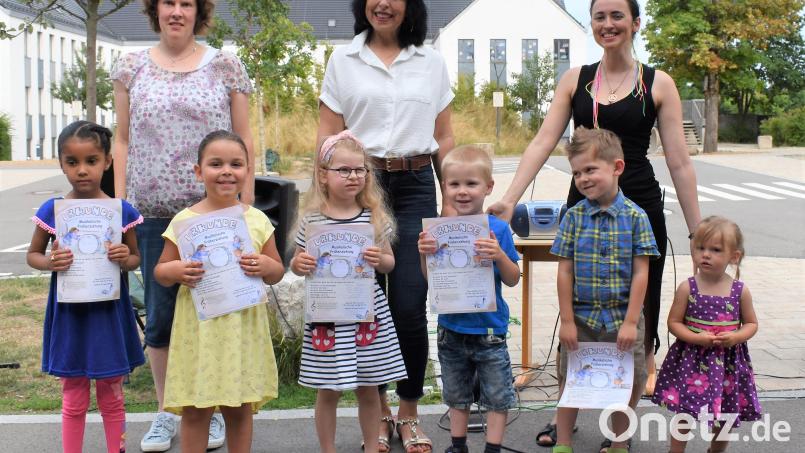 Die Vorsitzende des Musikvereins Lilia Gette (Mitte), überreichte Urkunden an die Kinder für die &quot;Musikalische Früherziehung&quot;. Bild: rgr