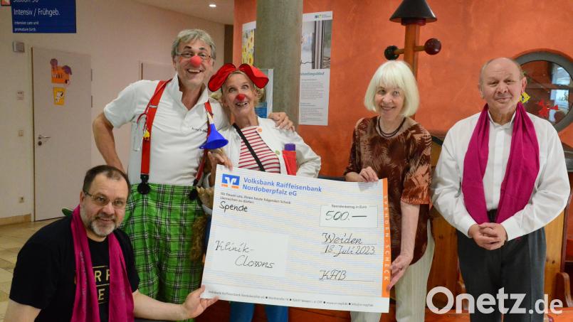 Die Klinik-Clowns Trudi Eierfleck und Professor Dr. Fritz&#039;l Fußtaps (Mitte) freuen sich über 500 Euro von der KAB. Bei der Übergabe dabei waren (von links) Michael Träger, Christa Burzer und Krankenhauspfarrer Hans Klier. Bild: Kunz