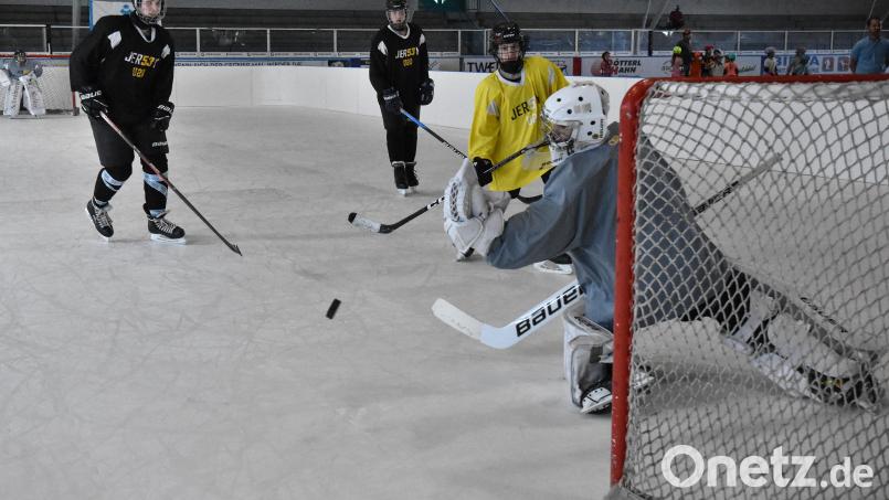 Es sieht aus wie Eis, ist aber keines. In der Eishalle in Amberg steht derzeit eine Kunststoffbahn. Der ERSC Amberg sucht nach Lösungen, um den insgesamt 200 Nachwuchsspielern mehr Trainingsmöglichkeiten bieten zu können. Bild: Stephan Huber
