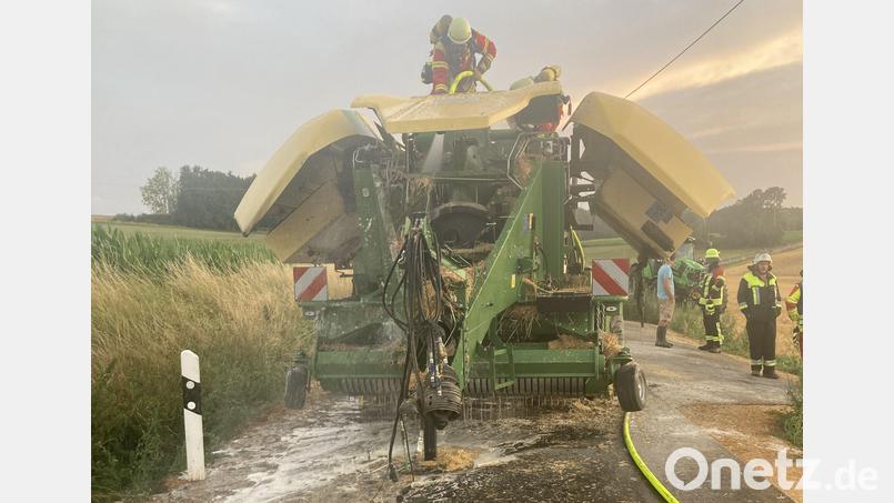 Bei Erntearbeiten im Raum Dollmannsberg hat eine Heuballenpresse Feuer gefangen. Bild: Polizeiinspektion Sulzbach-Rosenberg/exb