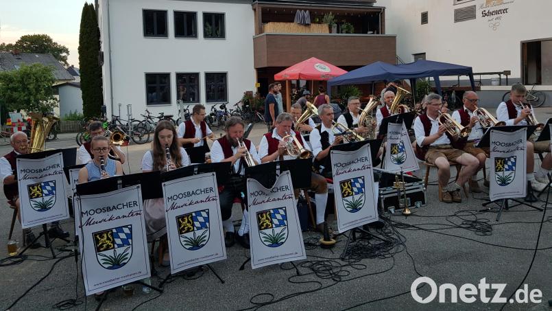 Beim stimmungsvollen Lampionfest freuen sich die Besucher über feinste Blasmusik. Bild: gi