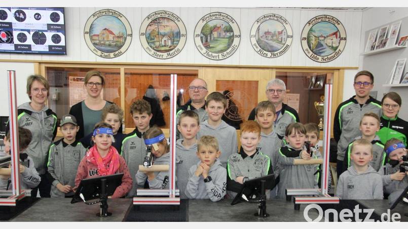 Der Stolz des Schützenvereins „Linda“ Mähring ist der erfolgreiche Nachwuchs. Zur Seite stehen den Kindern und Jugendlichen ihre Trainer und Betreuer. Bild: kro