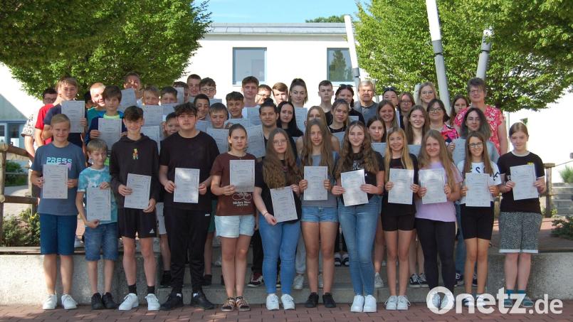 Beim Bayerischen Schülerleistungsschreiben werden 34 Urkunden und beim Bundesjugendschreiben sogar 56 Urkunden verliehen – ein absoluter Rekord an der Doktor-Eisenbarth-Mittelschule. Bild: Jürgen Dietl/exb