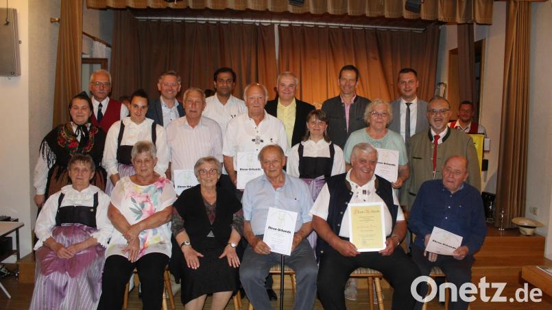 Ehrungen gab es bei der 70-Jahrfeier des Trachtenvereins. Im Bild (vorne, von links) Christa Schiener, Gerda Prechtl, Brigitta Kuhbandner, Valentin Filberth, Hubert Schindler und Hubert Stauffer sowie (Mitte, von links) Chantal Thürmer, Carina Kaiser, Willi Prechtl, Hans Etterer, Heike Lang, Rosa Stauffer und Herbert Rubenbauer sowie (hinten, von links) Vorsitzender Hans-Jürgen Enders, Tobias Reiß, Pfarrer Pater Anish George, Günter Kopp, Bundestagsabgeordneter Albert Rupprecht und Bürgermeister Wolfgang Söllner. Bild: soj