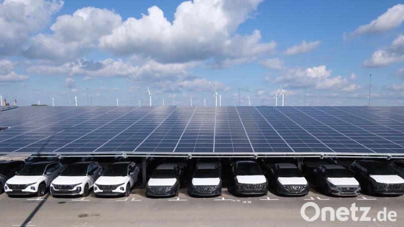 Das Auto-Logistikunternehmen Mosolf erzeugt an seinem Standort in Kirchheim/Teck mit Parkplatz-Dächern Strom für rund 5000 Haushalte. Die Amberger Grünen hätten gerne, dass PV-Überdachungen für Parkplätze generell Pflicht werden. Bild: Sebastian Willnow