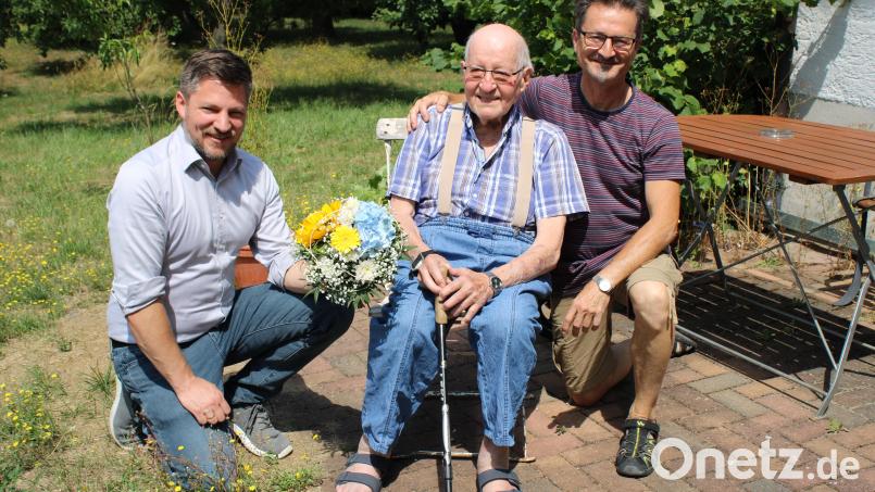 Bürgermeister, Peter Neumeier (links) gratulierte Günter Schmid zum Geburtstag. Rechts im Bild Sohn Martin. Bild: ral