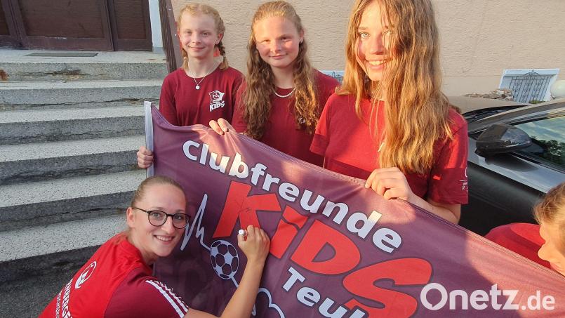 Auf Heimatbesuch in Schwandorf: Die jungen Club-Fans aus Teublitz mit Alina Mailbeck (links unten).. Bild: mr