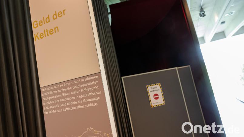 Ein Aufsteller mit der Aufschrift „Zutritt verboten!“ Versperrt im Manchinger Museum den Zugang zu der Stelle, in der vor Monaten der Goldschatz bei einem Einbruch gestohlen wurde. Bild: Peter Kneffel/dpa