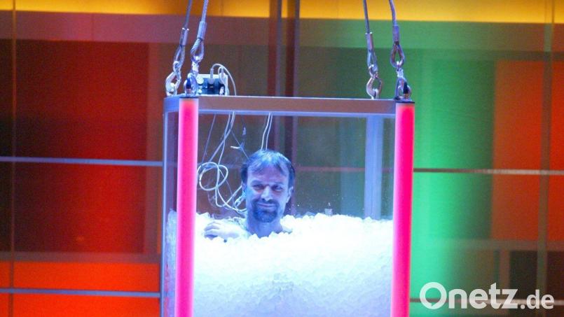 In der ersten großen RTL-Live-Show &quot;Die grössten Weltrekorde - Guinness World Records&quot; stellte der Niederländer Wim Hof einen neuen Weltrekord auf, indem er es schafft 67 Minuten im Eis auszuharren . Bild: Jörg Carstensen/dpa
