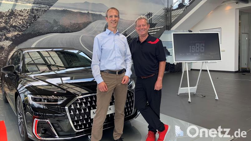 Berthold Raab (links), RSZ Automobile Weiden, und Ingo Maschek, Maschek-Automobile in Wackersdorf, ziehen künftig in der Maschek Gruppe an einem Strang. Bild: Stefanie Roth