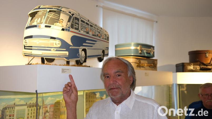 Aussteller Gerhard Pretzl kann diesen Reisebus zum Schaukeln bringen. Zu sehen ist die nostalgische Reklame derzeit im Stadtmuseum in Schwandorf. Bild: Hirsch