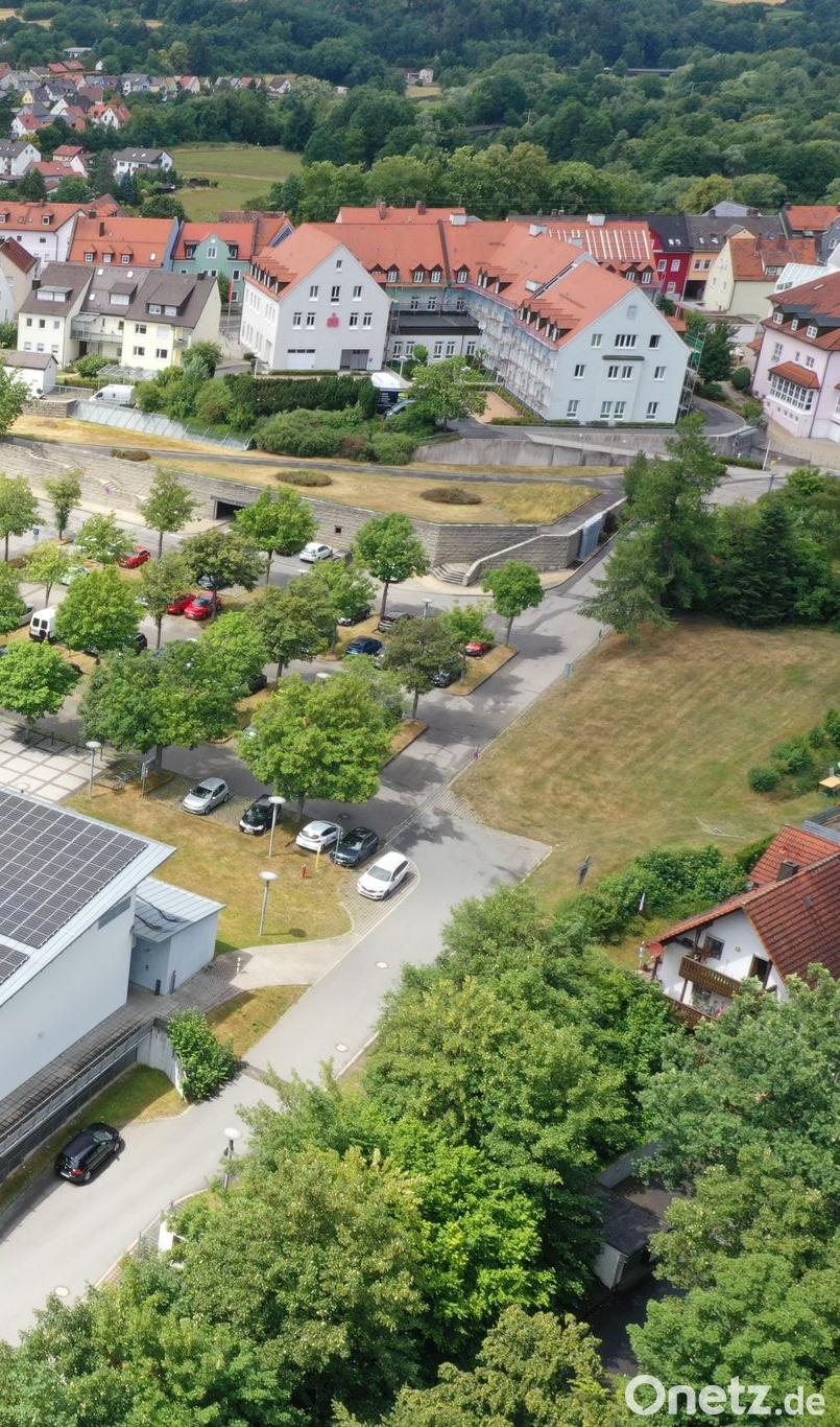 So sieht die erste „Bürgersolaranlage“ mit 578 Modulen auf dem Dacht der Stadthalle in Neustadt/WN aus. Bild: Natur Energietechnik Dannhäußer Floß/exb