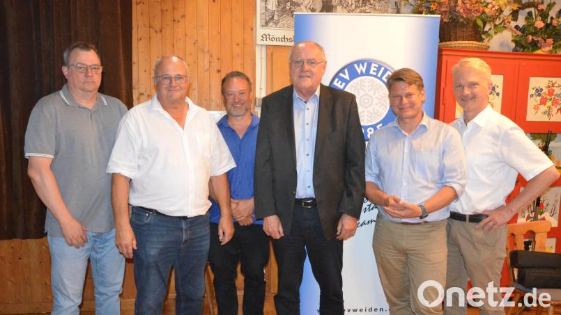 Der neue Vorstand des EV Weiden mit den Ehrengästen. Benjamin Zeitler (Zweiter von rechts) ist neuer stellvertretender Vorsitzender. Bild: Kunz