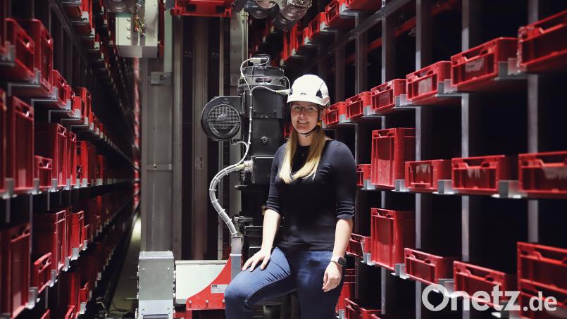 &quot;WITRON&quot;-Ingenieurin Anja Piehler vor einem &quot;Crane&quot;, einem Regalfahrzeug, für das sie die Steuerung programmiert. Bild: Sara Neidhardt