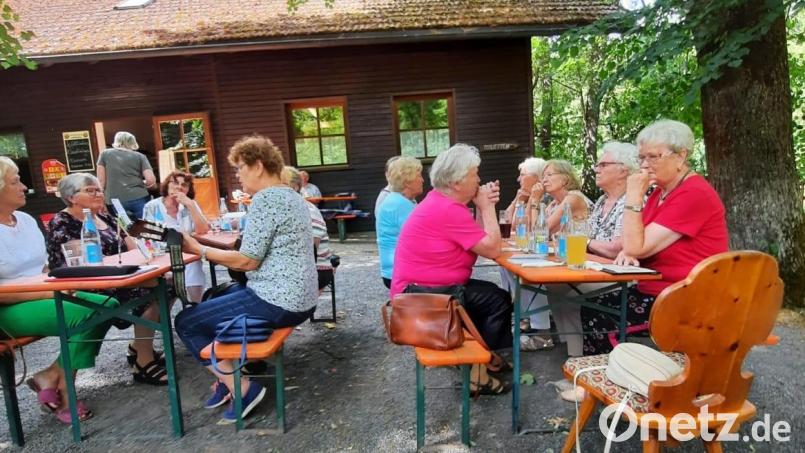 Die Reuther Senioren beim Musizieren und Singen vor der Blockhütte im Waldnaabtal. Bild: Seniorenrunde Frohsinn/exb