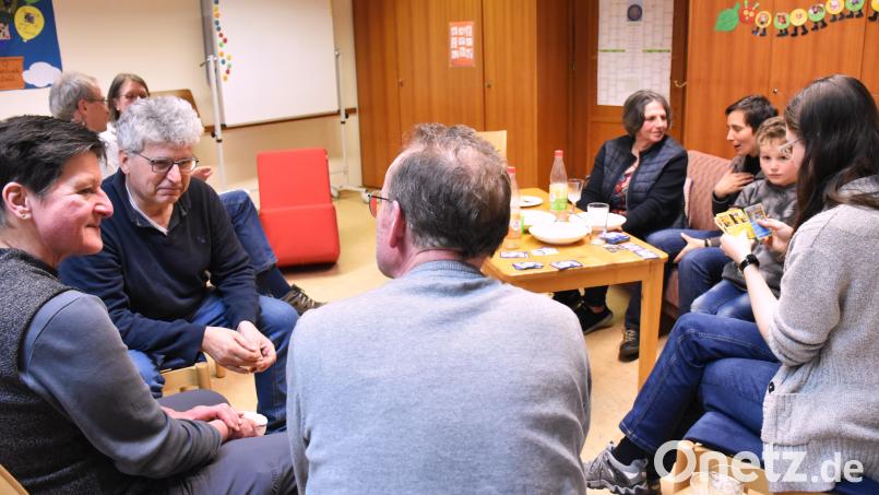 Gemütlich geht es zu bei der Veranstaltung „Endlich Freitag“ im Evangelischen Gemeindehaus jeden dritten Freitag im Monat. Den Teilnehmern macht das lockere Beisammensein sichtlich Spaß. Das Treffen hat einen regen Zuspruch. Bild: ubb