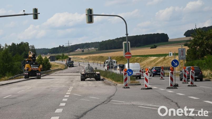 Die Bauarbeiten auf der B 85 an der Speckmannshofer Kreuzung am Ortsende von Amberg Richtung Sulzbach-Rosenberg sind in vollem Gange. Bild: gf