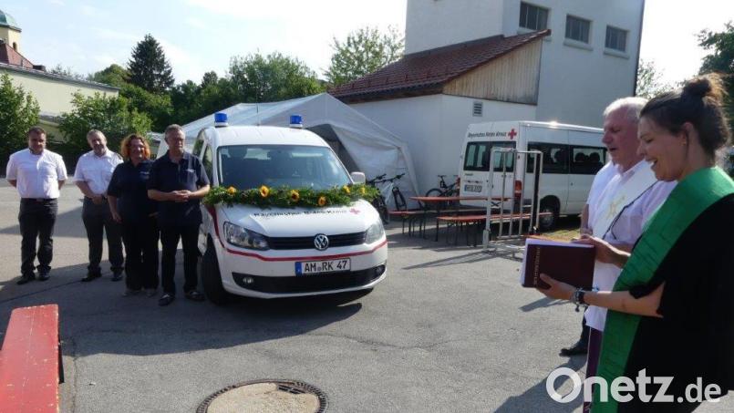Die Fahrzeugsegnung beim BRK Neukirchen nahmen Pfarrerin Anja Matthalm (rechts) und Diakon Richard Sellmeyer vor. Bild: rtw