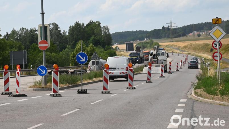 Die Autos können an der Baustelle an der Speckmannshofer Kreuzung am Ortsende von Amberg Richtung Sulzbach-Rosenberg vorbeifahren. Bild: gf