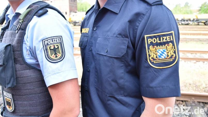 Kräfte der Polizeiinspektion Nabburg und der Bundespolizeiinspektion Waidhaus nahmen bei Nabburg sechs unerlaubt eingereiste Personen fest. Bild: Bundespolizei/exb