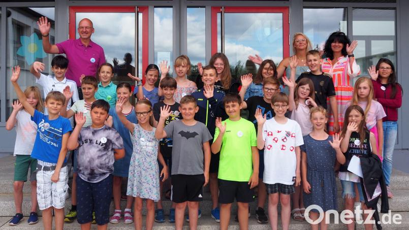 Ein umfangreiches Programm wartete am Schnuppervormittag auf die künftigen Fünftklässler der Fichtelnaabtal-Mittelschule Ebnath-Neusorg, das SMV-Koordinatorin Karin Sieber, Verbindungslehrerin Sissy Zeltner und Rektor Alexander Köstler (hinten, von rechts) mit den Sechstklässlern vorbereitet hatten. Bild: jpl