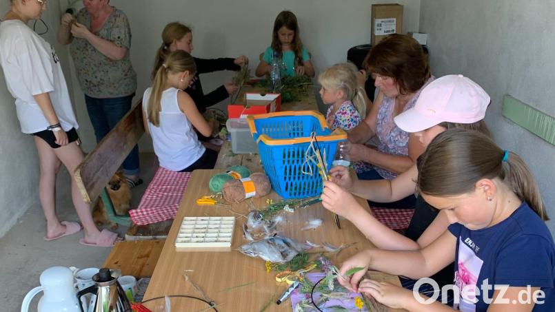Wie 2022 ist die Siedlergemeinschaft heuer wieder beim Ferienprogramm dabei. Damals haben die Kinder Dekoringe für Zuhause gebastelt. Archivbild: Siedlergemeinschaft/Evelyn Renner/exb