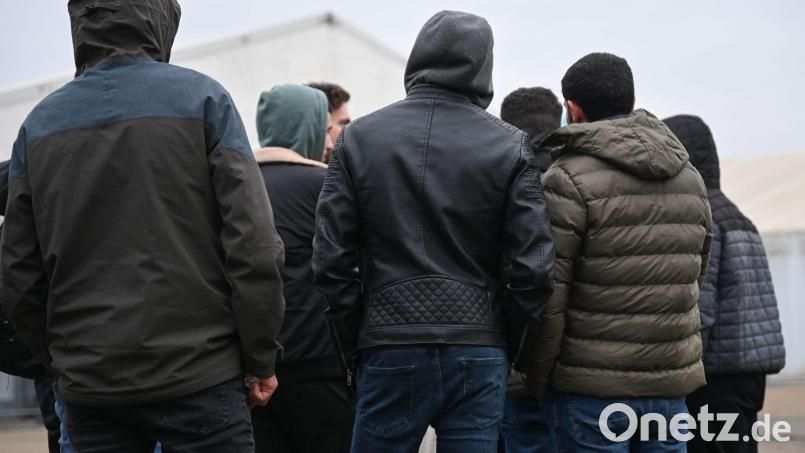 Kriegsflüchtlinge stehen auf dem Gelände einer Flüchtlingsunterkunft. Symbolbild: Arne Dedert/dpa