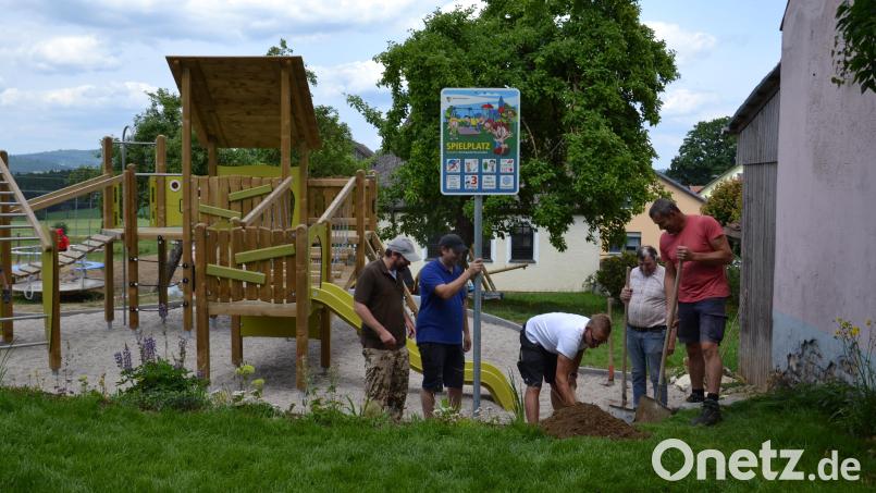 Wochenende für Wochenende arbeiteten die Väter, Mütter und Großeltern von Heumaden, um für ihre Kinder ein idyllisches Plätzchen zum Austoben zu schaffen. Bild: gi